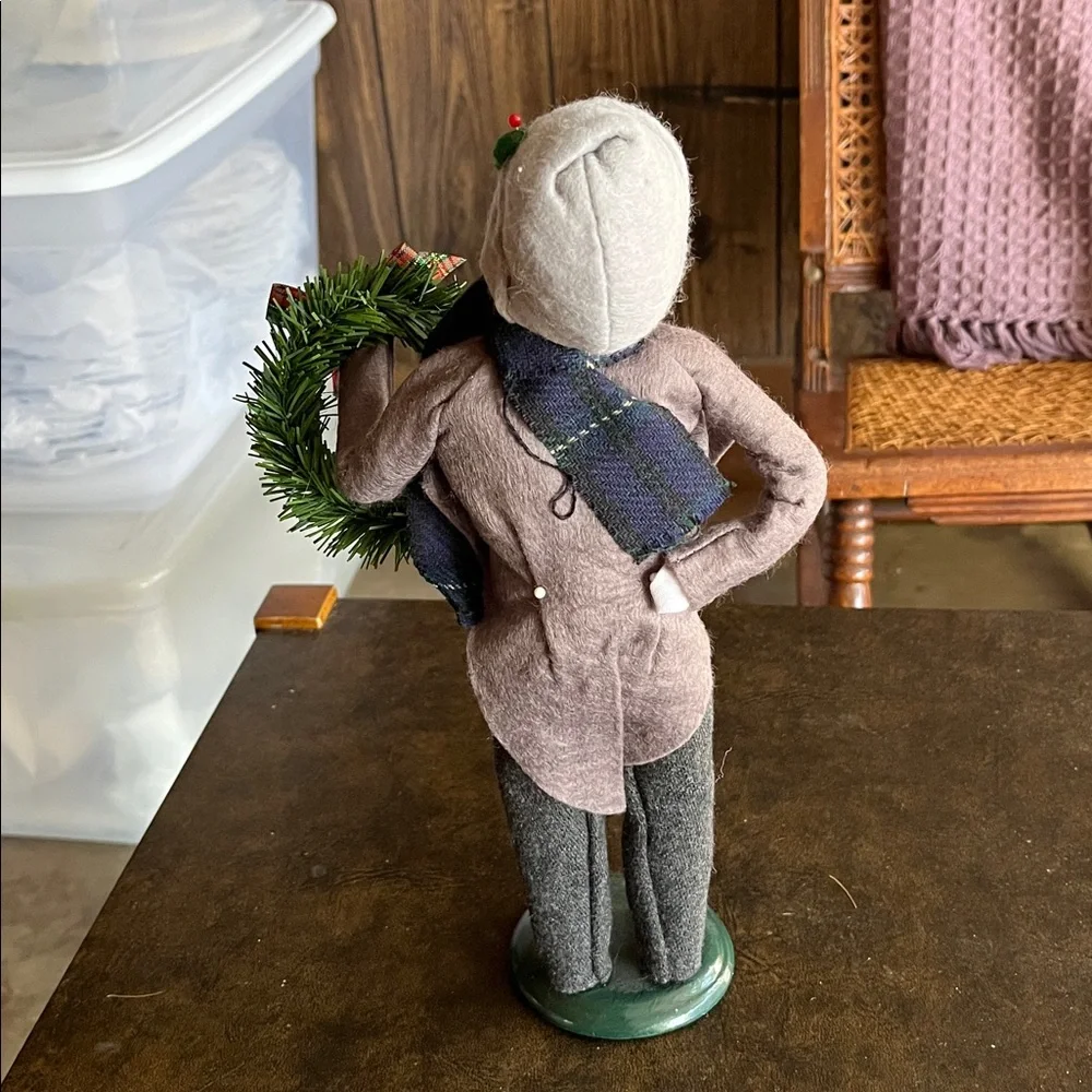 Byers' Choice Wreath Caroler